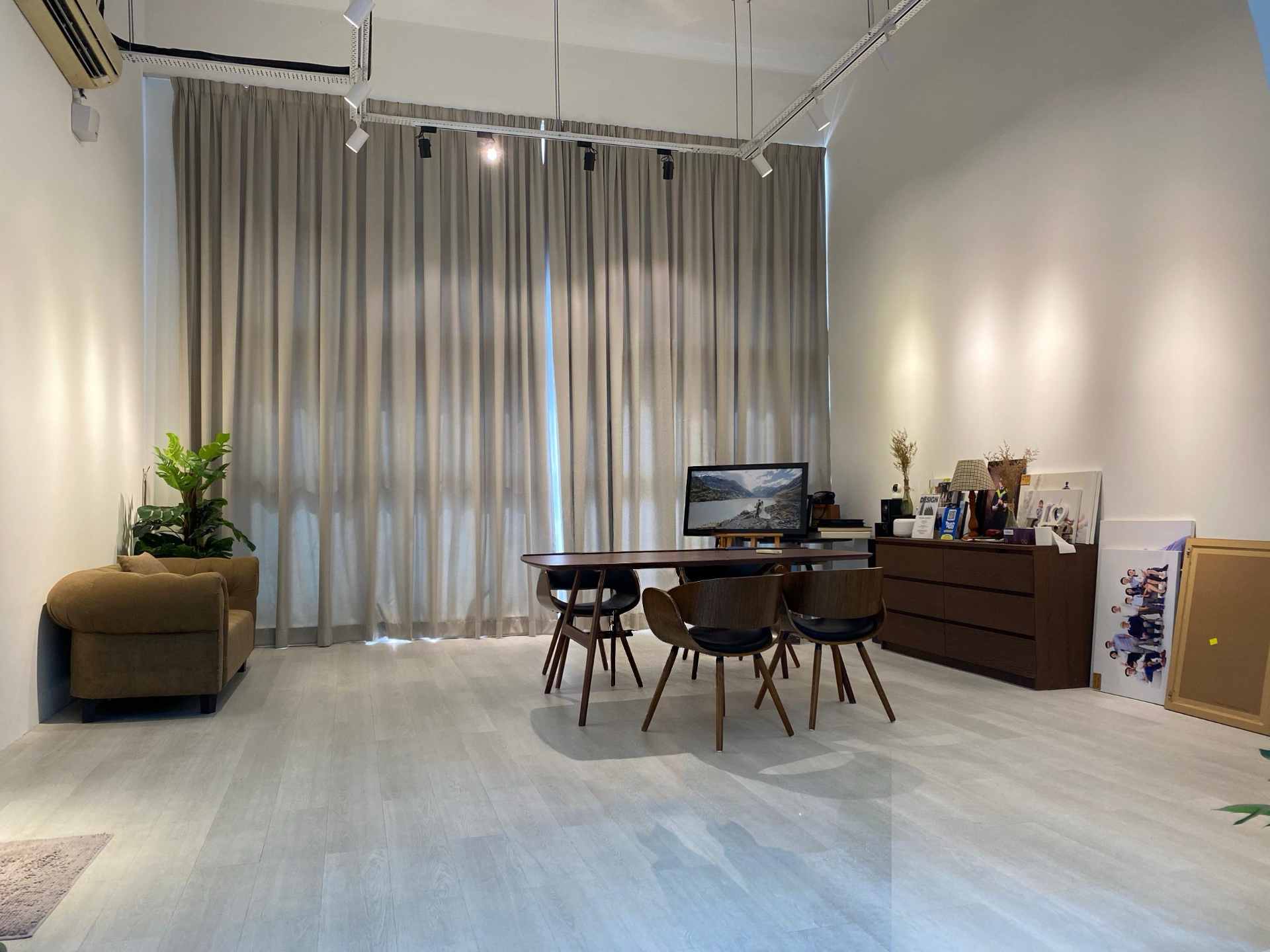 Gallery lounge and consultation space